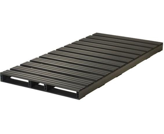STOCKED PLASTIC PALLETS